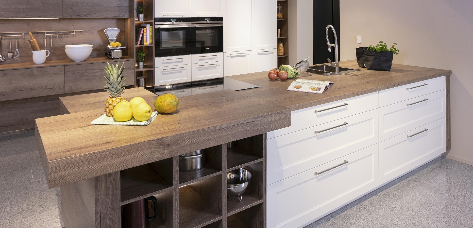 Küche mit offenem Regal Tresen