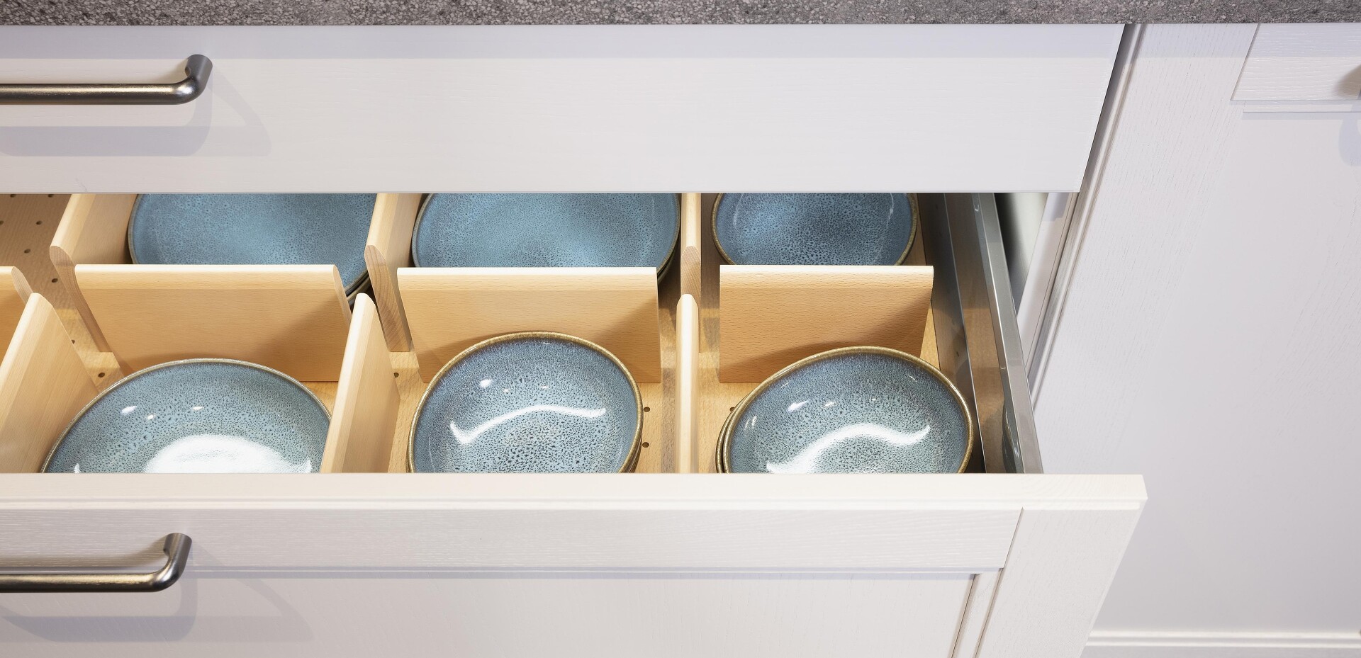 Landhausküche Front Lanhaus weiß Besteckeinsatz Schubladenaufteilung