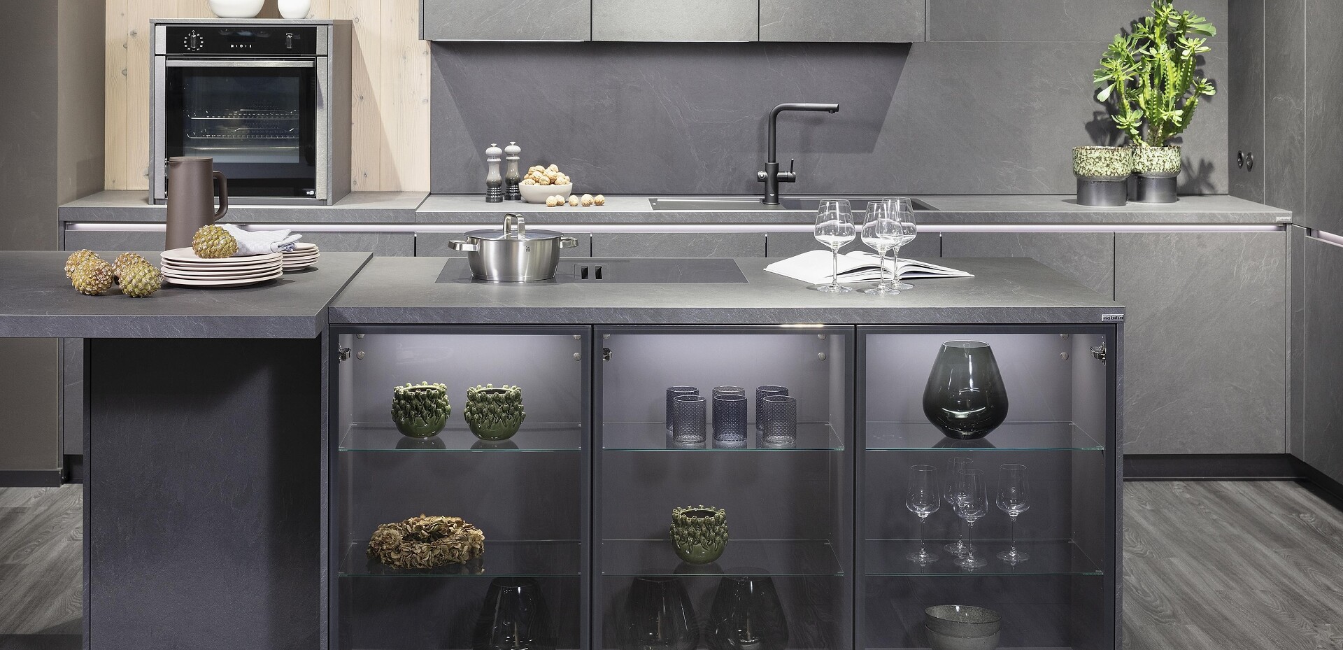 Grau Küche Beleuchtet Vitrine Glasfront grifflos