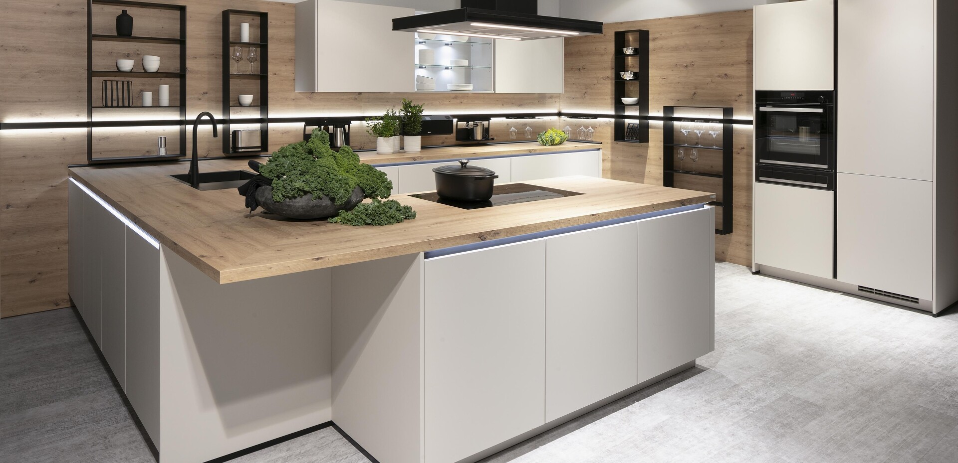 große Küche weiß eiche Nobilia grifflos