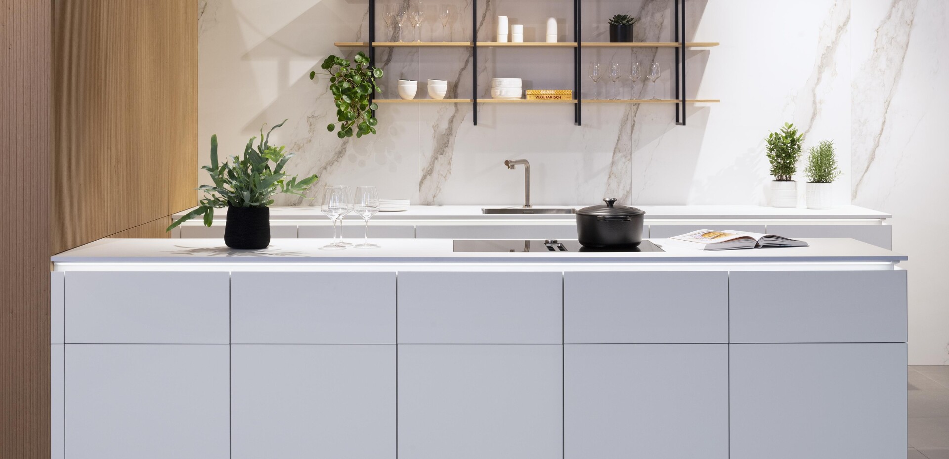 Moderne Küche hell weiß Kücheninsel