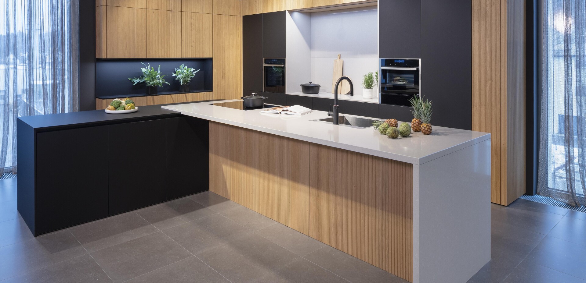 Moderne geradlinige Küche Leicht grau grifflos eiche weiß