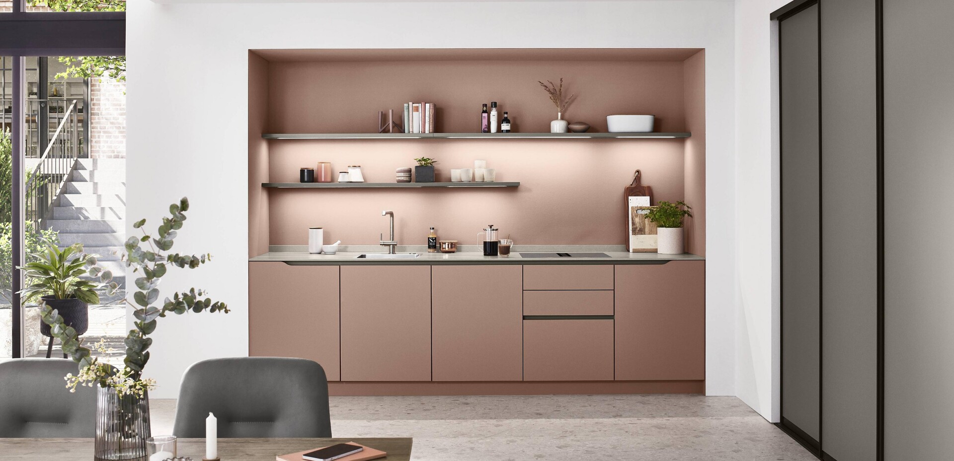 Moderne helle Küche Küchenniesche Farbig rose senso easytouch oberfläche