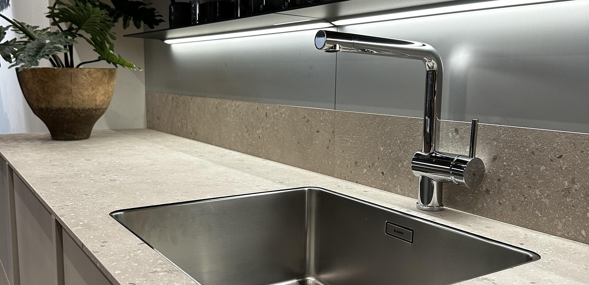 Küchentrend 2024 2025 Trendküche Leicht Naturstein beige graue Front