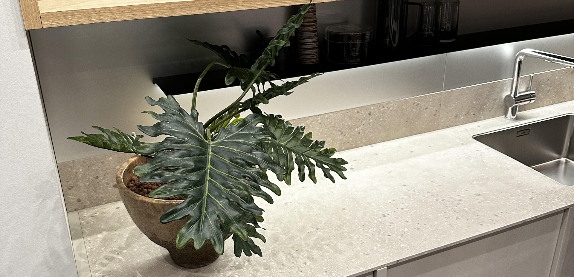 Küchentrend 2024 2025 Trendküche Leicht Naturstein beige graue Front Glas eiche offenes Fach