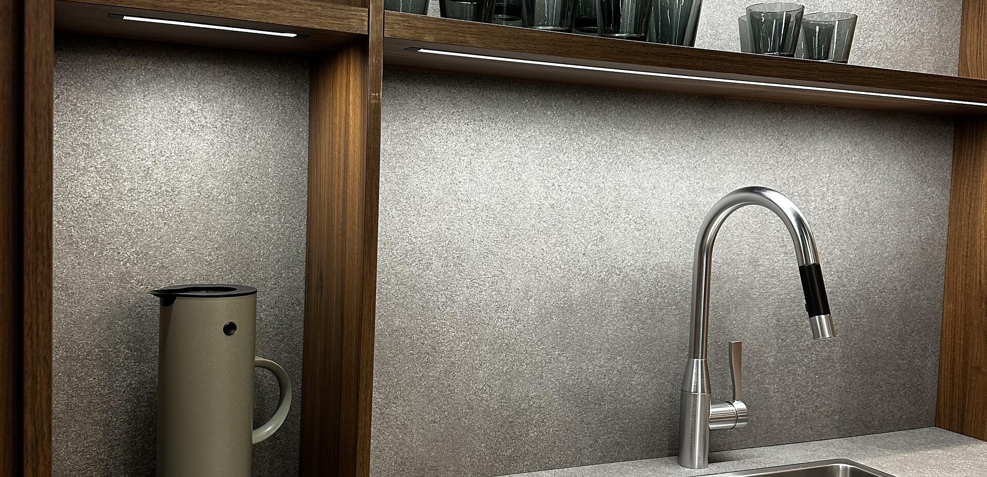 Nussbaum Küche dunkles Holz klassisch modern Naturstein